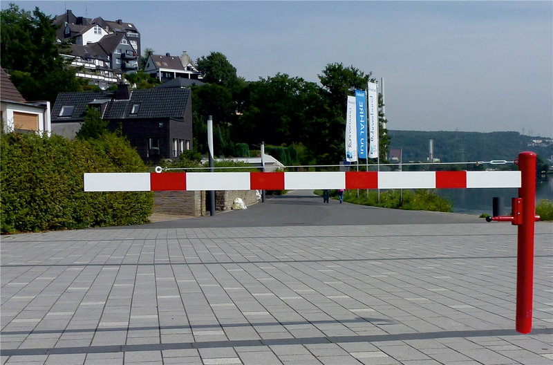 Schwenkbarriere mit Zugseilverstärkung