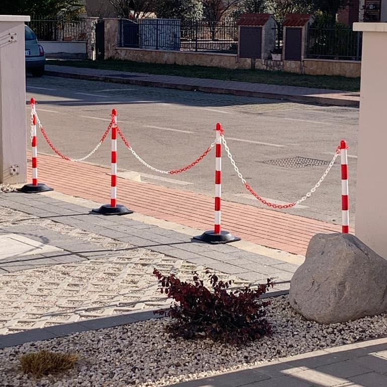 Pfosten & Kette Absperset-Basic-, 16 Pfosten inkl. 25m Kunststoffkette (Rot/Weiß)