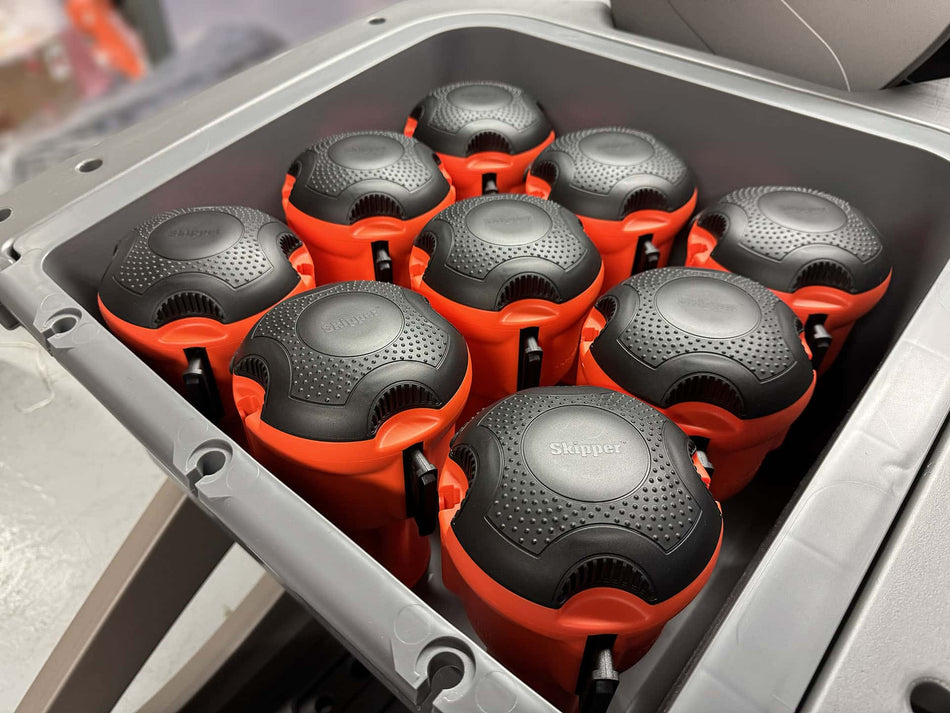 Vollständig beladener 1m Standard-Verkehrskegel Unicart – 9 Kegel, 9 Skipper-Einheiten & Zubehörpaket