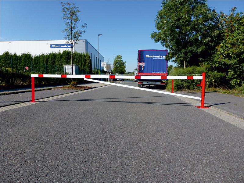 Schwenkbarriere mit Verstärkungsrohr & Zugseilverstärkung