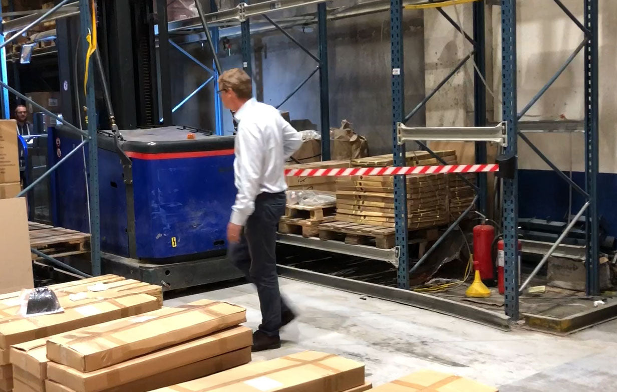 Video laden: Diese effiziente und einfach zu installierende Gurtabsperrung an der Wand ist die perfekte Lösung zur Kontrolle von Menschenmengen und zum Absperren von Bereichen in Lagerhallen, Laderampen oder öffentlichen Räumen. Mit ihrem 10 Meter langen einziehbaren Gurt bietet diese Absperrung maximale Flexibilität bei der Schaffung sicherer Sperrzonen. Das robuste Design gewährleistet eine lang anhaltende Leistung und ist daher ideal für den Einsatz im Innen- und Außenbereich.