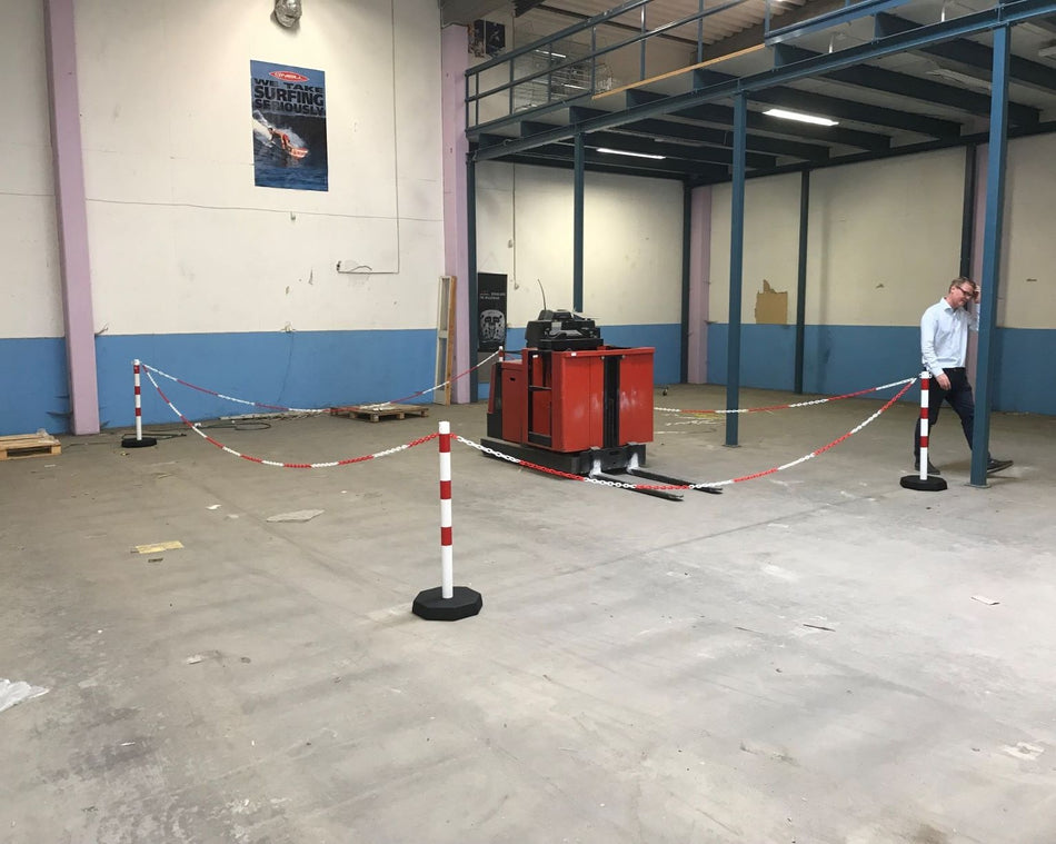 (6er Pack) - Flexibarrier Pfosten- und Kettenabsperrung -Steel- inklusive 25m Kunststoffkette (Rot/Weiß)