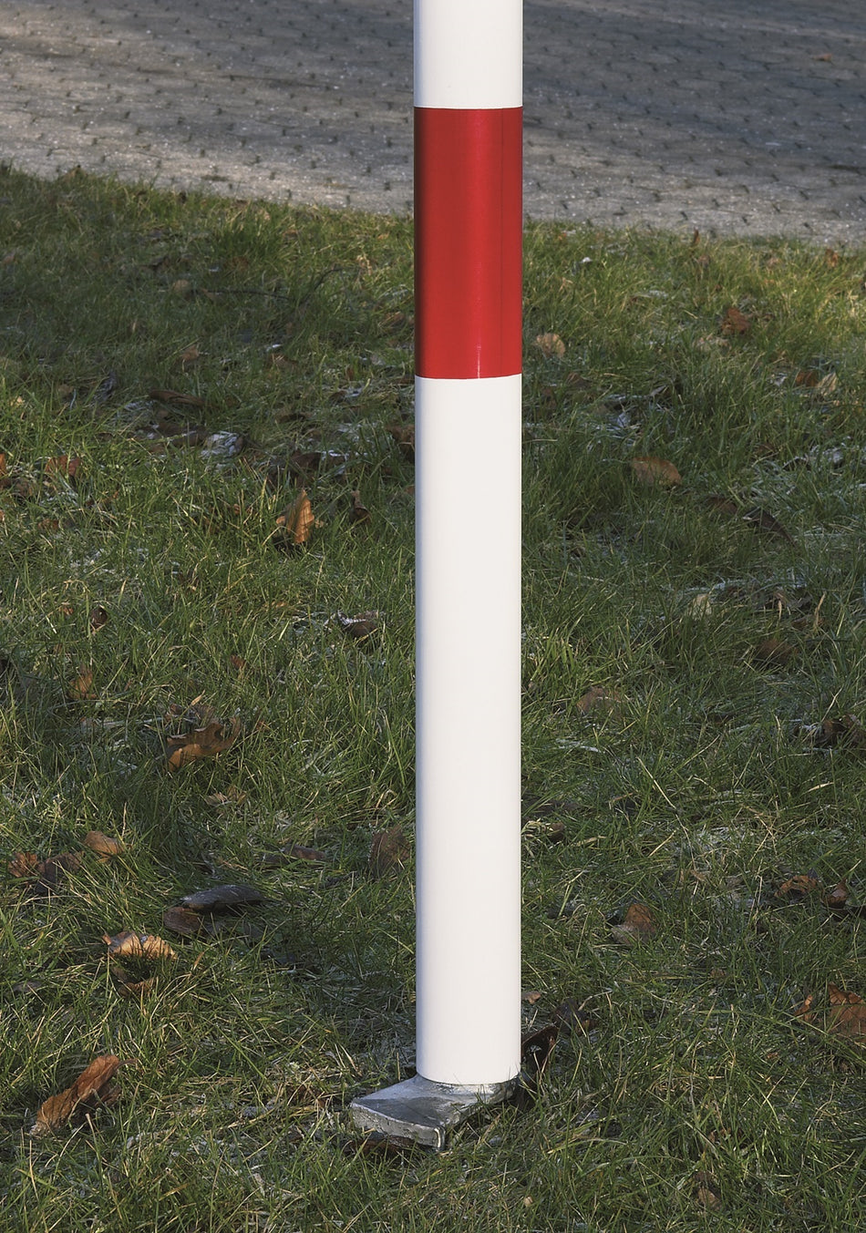 Kettenpfosten aus Metall mit Speer