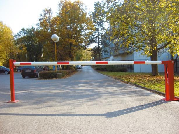 Handschranke mit Gasdruckfeder und festem Auflagepfosten